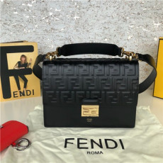 FENDI 펜디 KAN U 숄더백 25CM F5828 신상