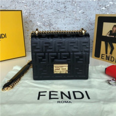 FENDI 펜디 KAN U 숄더백 19CM F5829 신상
