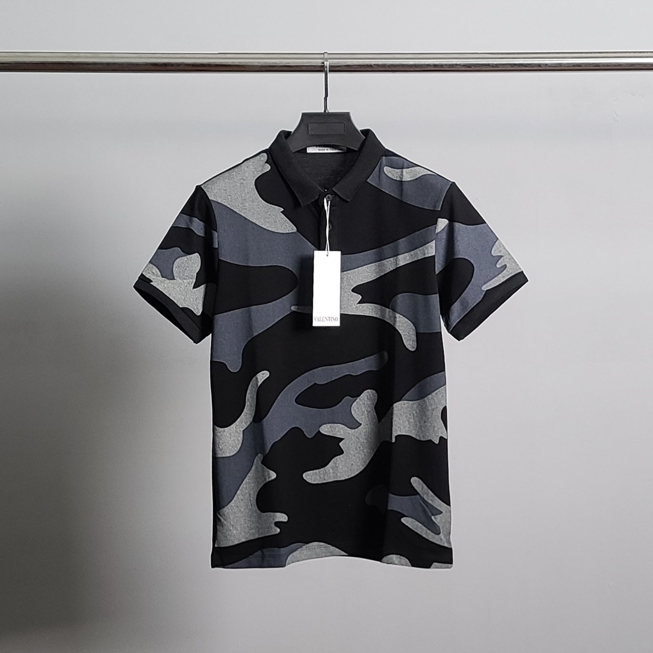 VALENTINO 발렌티노 락스터드 카모 반팔 카라티