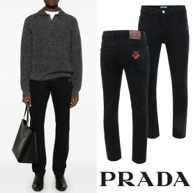 PRADA 프라다 클래식 레더 이니셜 레터링 융기모 슬림진