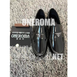 여*영 고객님 프라다 트라이앵글 브러시드 가죽 로퍼